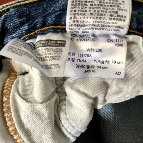 Levi’s 90s Distressed Jeans - Picture 6 of 6